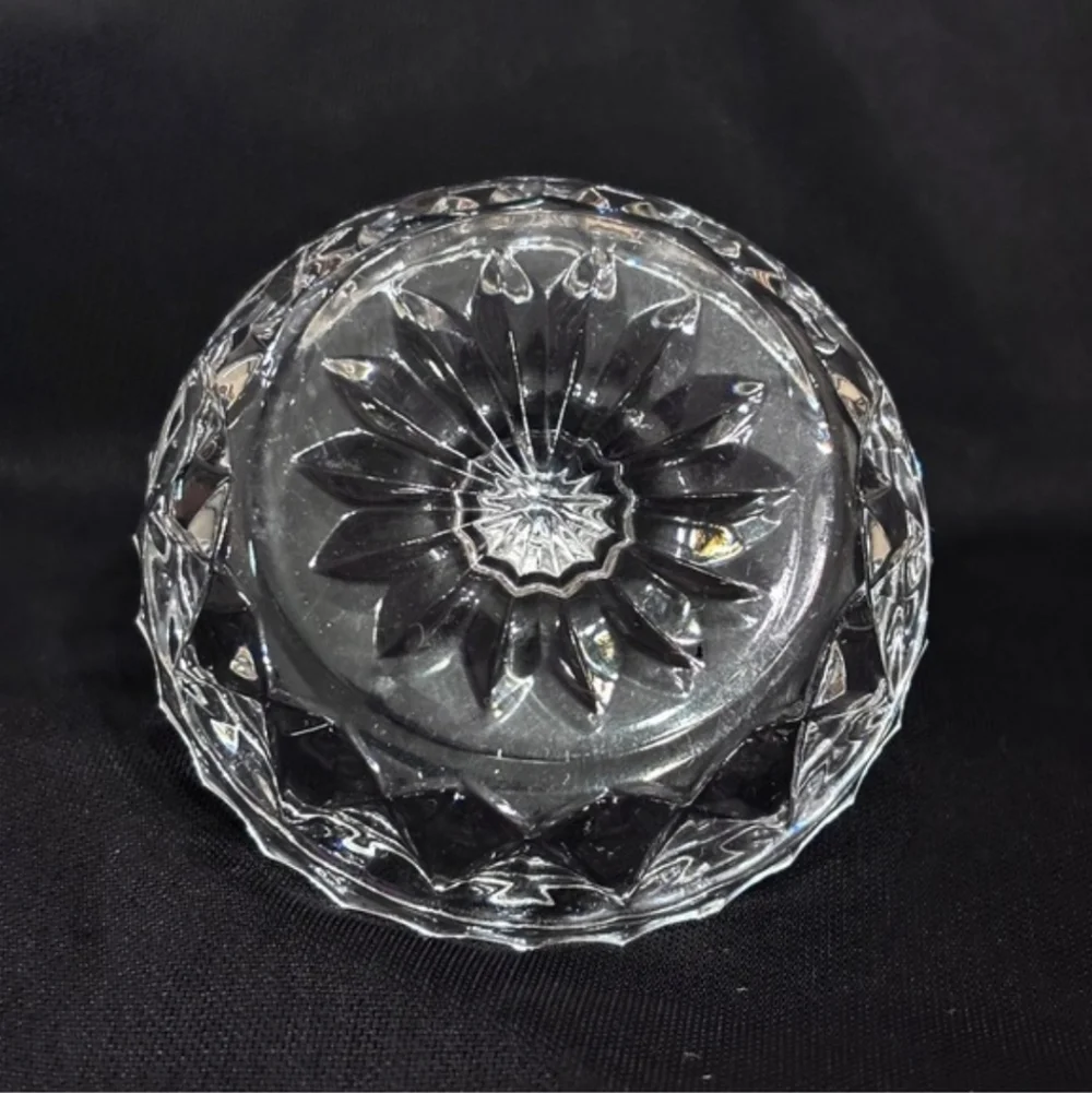 VINTAGE Crystal Cut Base Ringminder Ring HolderVINTAGE Cut base design